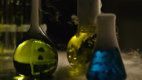 Liquide dans des flacons fumage et ébullition, réaction chimique, expériences dans l'obscurité