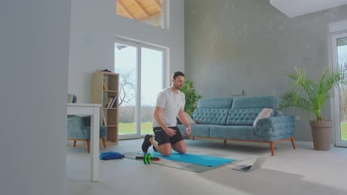 Hombre haciendo ejercicio de estiramiento para pierna