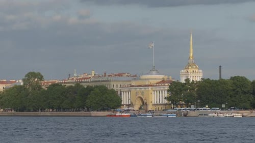 Time-lapse do rio Neva, O Almirantado no verão - São Petersburgo, Rússia