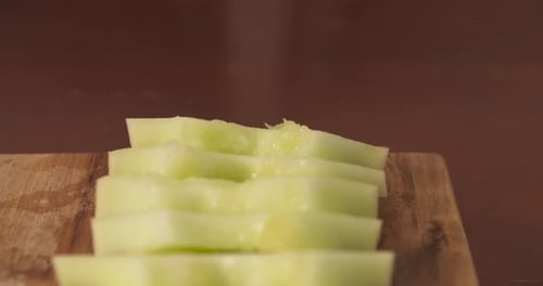 Scheiben köstlicher, reifer Honigmelone auf einem Holzschneidebrett