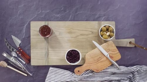 Lay plat. Disposer du fromage gastronomique, des craquelins et des fruits sur une planche pour obtenir un grand plateau de fromages.