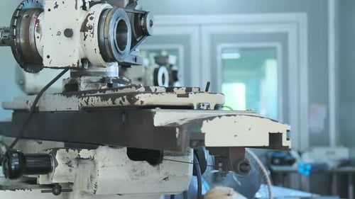 Dolly hat Nahaufnahme einer Bohrmaschine, Teil des Metallbohrens in der Werkstatt, aufgenommen