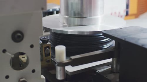 Produktionslinie für Elektrokabel in Bearbeitung in einer Kabelanlage