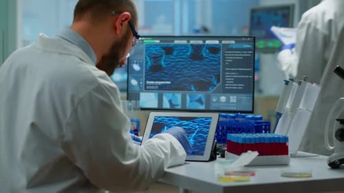 Biochemiker überprüft Manifestationen von Viren in der Tablette