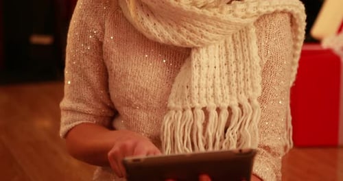 Bonita rubia usando tableta en navidad 4k