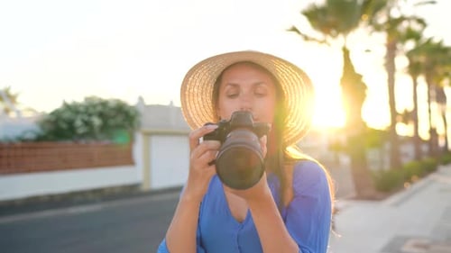 Photographe Touriste prenant des photos avec un appareil photo dans un magnifique paysage tropical au coucher du soleil