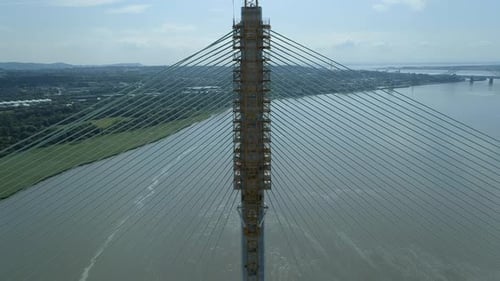 Vista elevada de cerca de un puente atirantado en la fase de construcción tardía