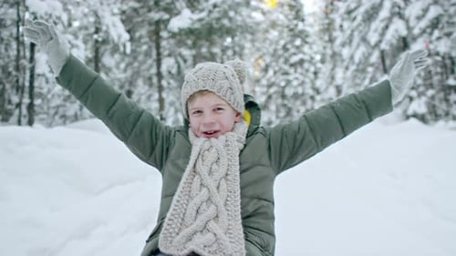 Netter kleiner Junge beim Rodeln im Winter