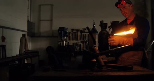 Soldador que sostiene la antorcha de soldadura