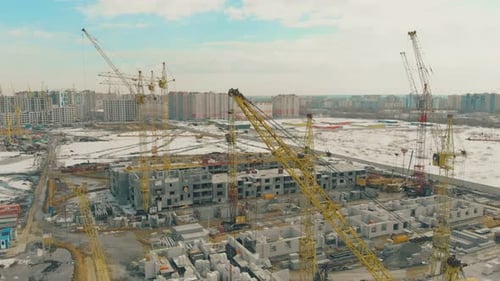 Vista del proyecto Undone con grúas de construcción amarillas