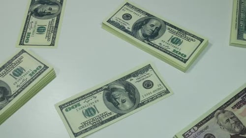 Dollar auf dem Tisch in einer modernen Bank