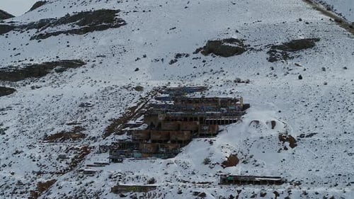 Construit sur le flanc d'une montagne en 1920 à l'extrémité sud de Genola, dans l'Utah, le Old Tintic Mill p