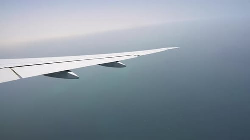 Vue depuis la fenêtre de l'avion sur l'aile. Avion de passagers. L'avion survole la mer