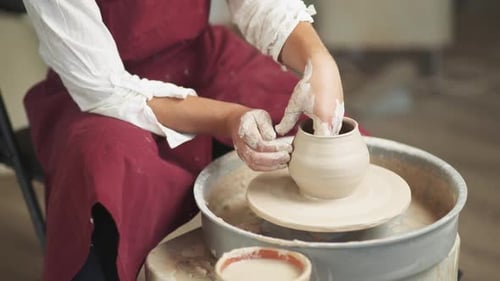 Kreativität, Herstellung von handgemachtem Geschirr: Der Mann, der Töpfer macht einen Krug aus Ton, Nahaufnahme
