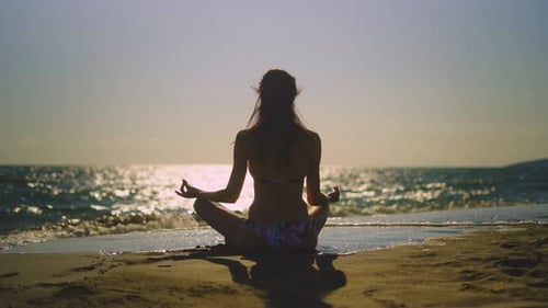 Femme assise en position de yoga