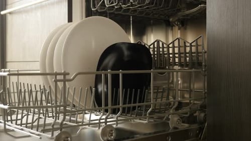 Gros plan du panier de la machine à laver la vaisselle 4K 2160p 30 images par seconde en UltraHD - Disposition de la vaisselle à l'intérieur