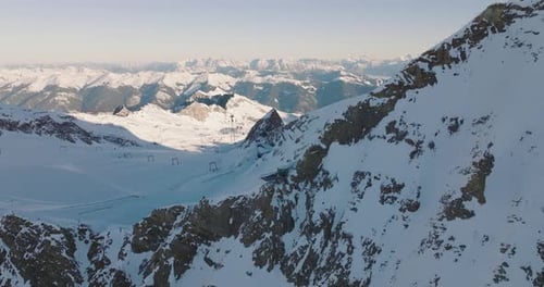 Drone au-dessus du pont d'observation sur la montagne Kitzsteinhorn