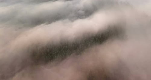 Wunderschöne Misty Dawn. Über den Wolken fliegen, Drohnenvideo