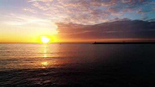 Bewölkter Sonnenuntergang über dem Meer Luftaufnahme 4 K