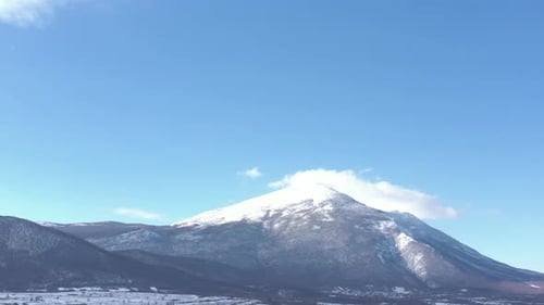 Vidéo de Drone 4K enneigée sur le mont Rtanj sous le ciel bleu