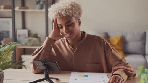 Afro-Female Rekord auf Smartphone Neuer Vlog Informationen teilen Erfahrung Wissen