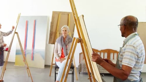 Männlicher Künstler zeichnet eine Skizze einer Frau auf Leinwand 4k