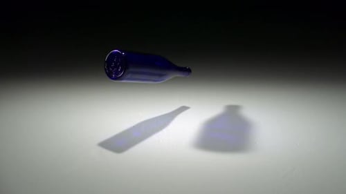 Bouteille en verre tombant et écrasant, Ralenti