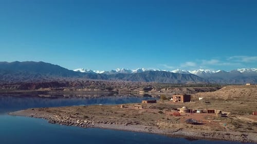 Montanhas e lago Issyk Kul no Quirguistão