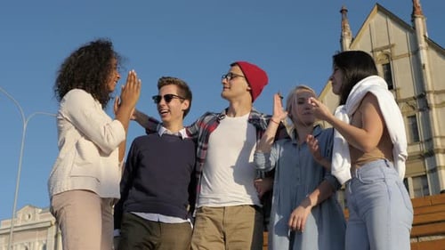 Eine Gruppe von Freunden freut sich über Erfolg und ist sehr glücklich und emotional.