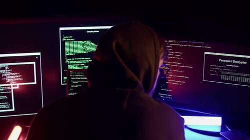 El programador hacker hackea el servidor