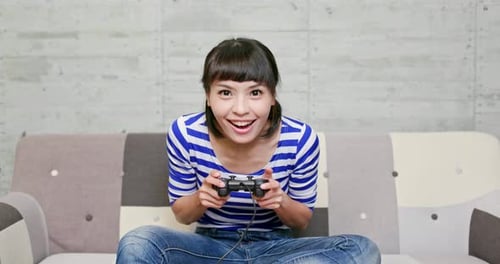 Frau spielt Videospiel zu Hause