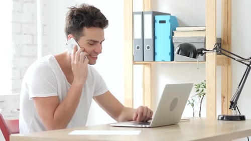 Mann telefoniert, kommuniziert auf Smartphone
