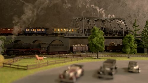 Modelo de trem a vapor movendo-se pela ponte.