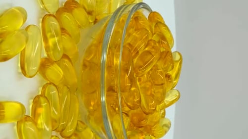 Video zur vertikalen Ausrichtung: Omega 3 (Fischöl). Organische Nahrungsergänzungsmittel, Vitamine, gelbe Kapseln