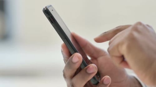 Nahaufnahme eines afrikanischen Mannes mit Smartphone-Handy