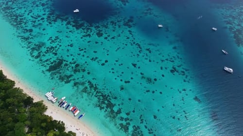Strand, Korallen und Meer auf Tropical in Thailand