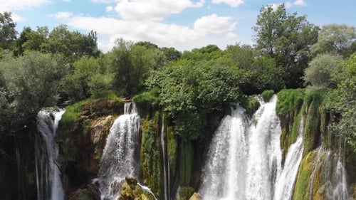Wasserfall in einem Wald