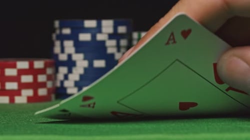 Zwei Asse auf einem Stapel Pokerchips.