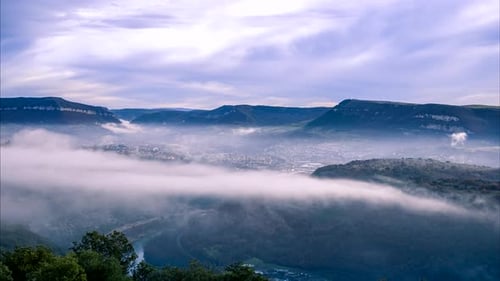 Wolkenbedecktes Tarntal, Millau, Frankreich.