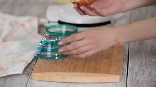 Frau macht Waffelbecher für Eiscreme
