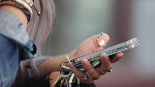 Lycéen assis sur des marches en train de glisser dans le téléphone