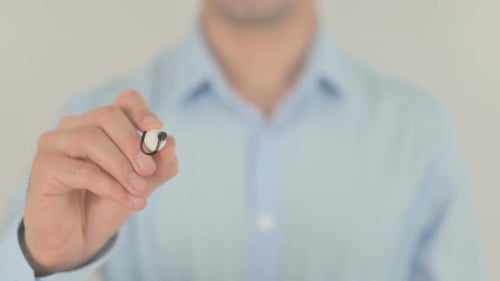 Unerwartet, Mann schreibt auf transparentem Bildschirm
