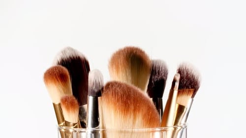Rotation des pinceaux de maquillage sur fond blanc