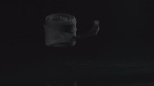 Bandage de boxe tombe dans la table sombre
