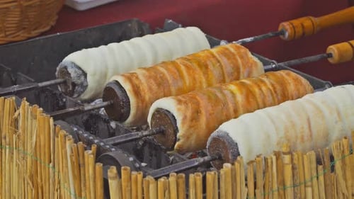 Süßer gerollter Brotteig kurz vor dem Backen, traditionelles Gebäck aus tschechischer Süßspeise