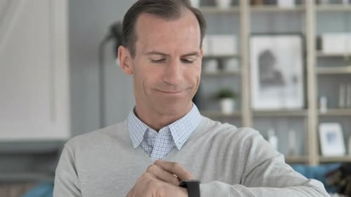 Mann mittleren Alters mit Smartwatch