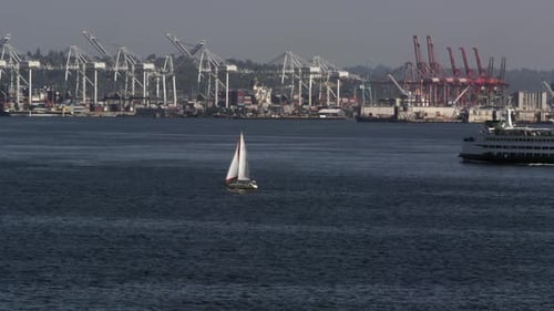 Boote bewegen sich auf dem Puget Sound durch das Wasser