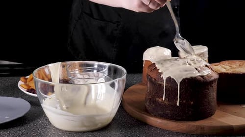 Die Person schmückt den festlichen Osterkuchen