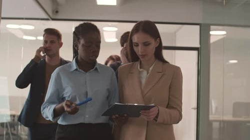 Деловые люди идут в офис