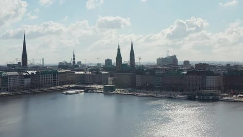 Absteigende Luftaufnahme des Jungfernstieg Boulevards an der Binnenalster in der Hamburger Innenstadt